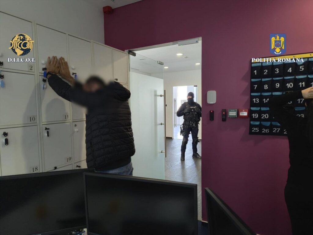 DIICOT: Escrocherii sub pretextul unor platforme de investiții. Grupare de crimă organizată structurată pe tiparul unei corporații